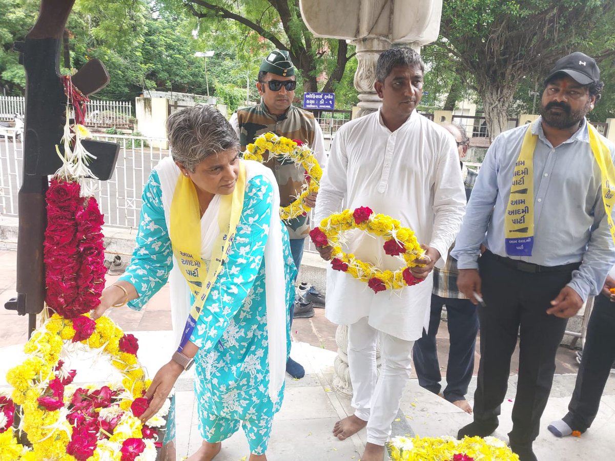 AAPGujarat's tweet photo. આજે કારગિલ વિજય દિવસ નિમિતે પોતાનું જીવન સમર્પિત કરનારા માં ભારતીના બહાદુર સપૂતોને શાહિબાગ શહિદ સ્મારક ખાતે શ્રદ્ધાંજલિ પાઠવી
AAP કાર્યકારી પ્રમુખ @DrJewelvasra__ ,પ્રદેશ ખજાનચી @KiranPatelAAP , અમદાવાદ શહેર પ્રમુખ @AAP_BipinPatel તથા અન્ય હોદ્દેદારો અને કાર્યકર્તાઓ ઉપસ્થિત રહ્યા https://t.co/uQZ2HbE8rp