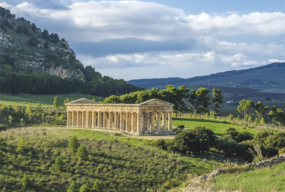 L’incendi de Sicília assetja el temple dòric de Segesta, de 2500 anys d’antiguetat. Inacabat per a costejar la guerra eterna contra Selinunte, descrit per Virgili, elogiat pels viatgers del Grand Tour, fotografiat per Letizia Battaglia… un lloc increïble.