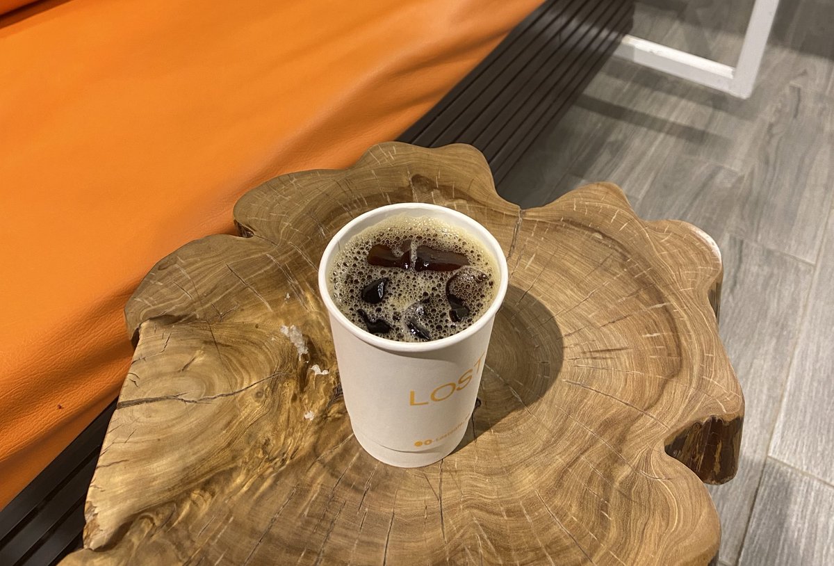 رَغبتيِ بِالقَهوة تَزداد وكأنّ الحَياة
 مُجرد قَهوة ☕️🕯️.