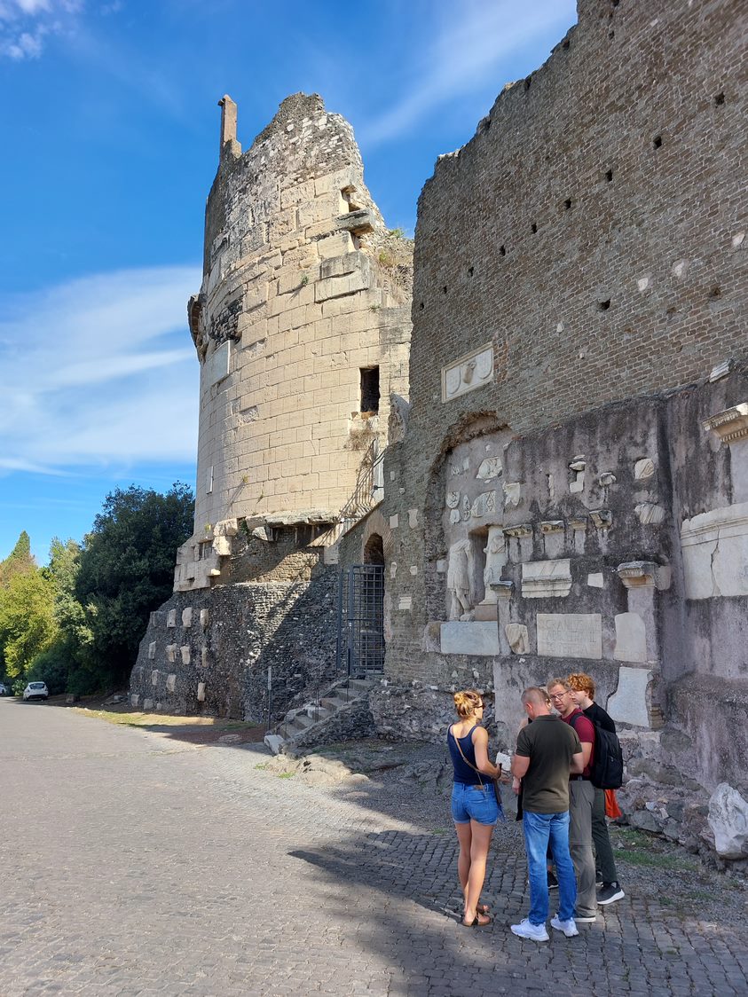 Il mausoleo di Cecilia Metella è il monumento simbolo dell’antica Via Appia all’altezza del III miglio.  

👉turismoroma.it/it/luoghi/maus… 

The 11-metre elegant and imposing Cecilia Metella Mausoleum in the 3rd mile of the ancient Appian Way.
  👉turismoroma.it/en/places/maus…
#Romapass