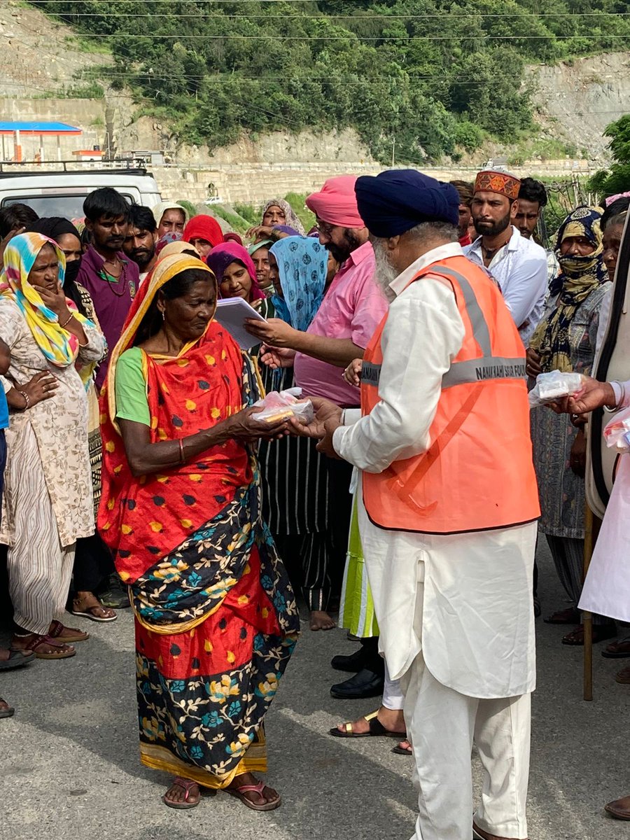 JasMatta's tweet photo. After Doing #SarbatDaBhala 'Ardas' team @NSS_Foundation Distributed Ration and Essential Items Kits among flood affected 80 families (250people) in Kullu, Himachal Pradesh. 
#TeamNSSFoundation
#NanakShahiSansar
#MissionSewa
#HimachalFloods https://t.co/X18xA8xcFu