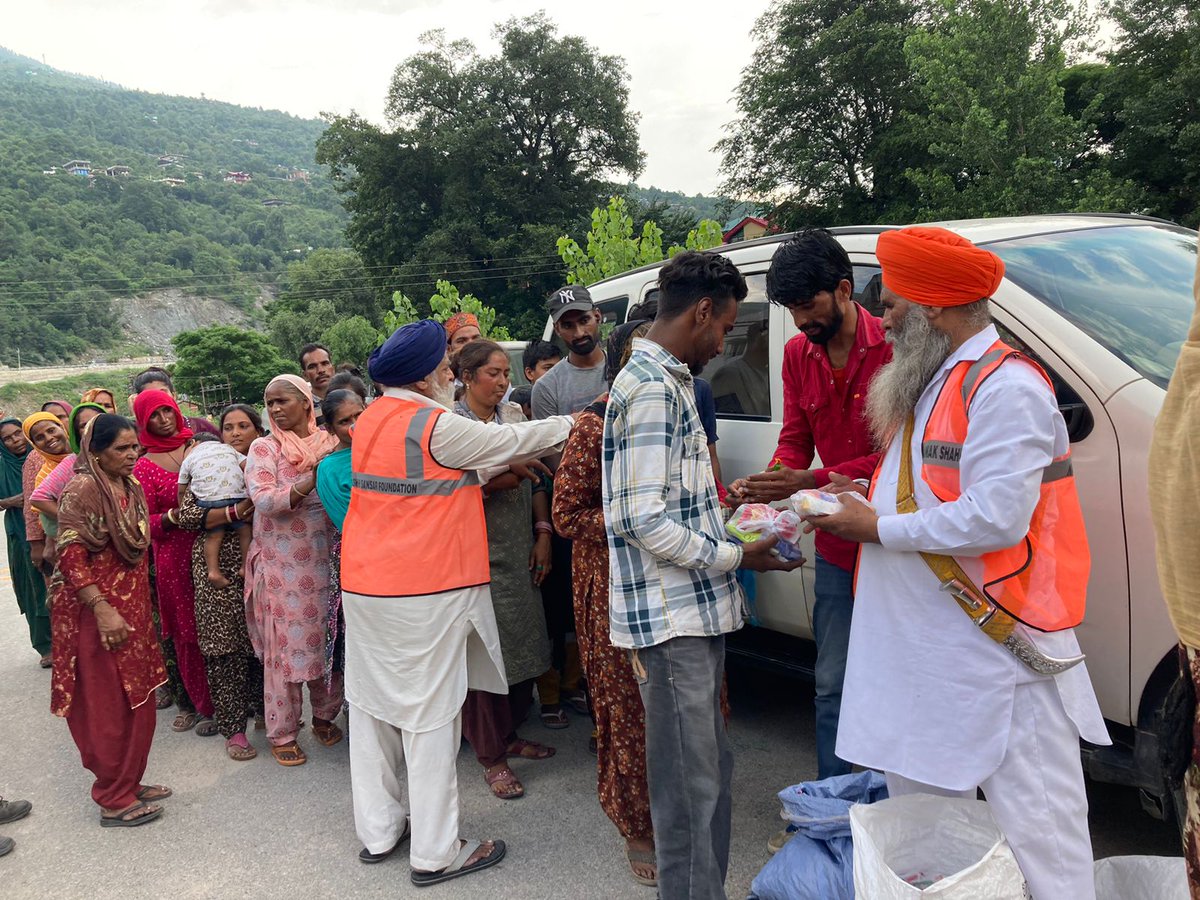 JasMatta's tweet photo. After Doing #SarbatDaBhala 'Ardas' team @NSS_Foundation Distributed Ration and Essential Items Kits among flood affected 80 families (250people) in Kullu, Himachal Pradesh. 
#TeamNSSFoundation
#NanakShahiSansar
#MissionSewa
#HimachalFloods https://t.co/X18xA8xcFu