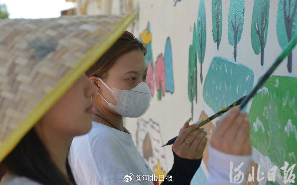 Recently, Hebei University of Fine Arts and Design Colleage formed a #socialpractice team for rural pubic welfare #wallpainting. The 'Artistic Village' team painted 27 large-scale #murals in #Zhengcun, Luquan, #Shijiazhuang. Reported by Hebei Daily #hebei #hebeidaily #photograph