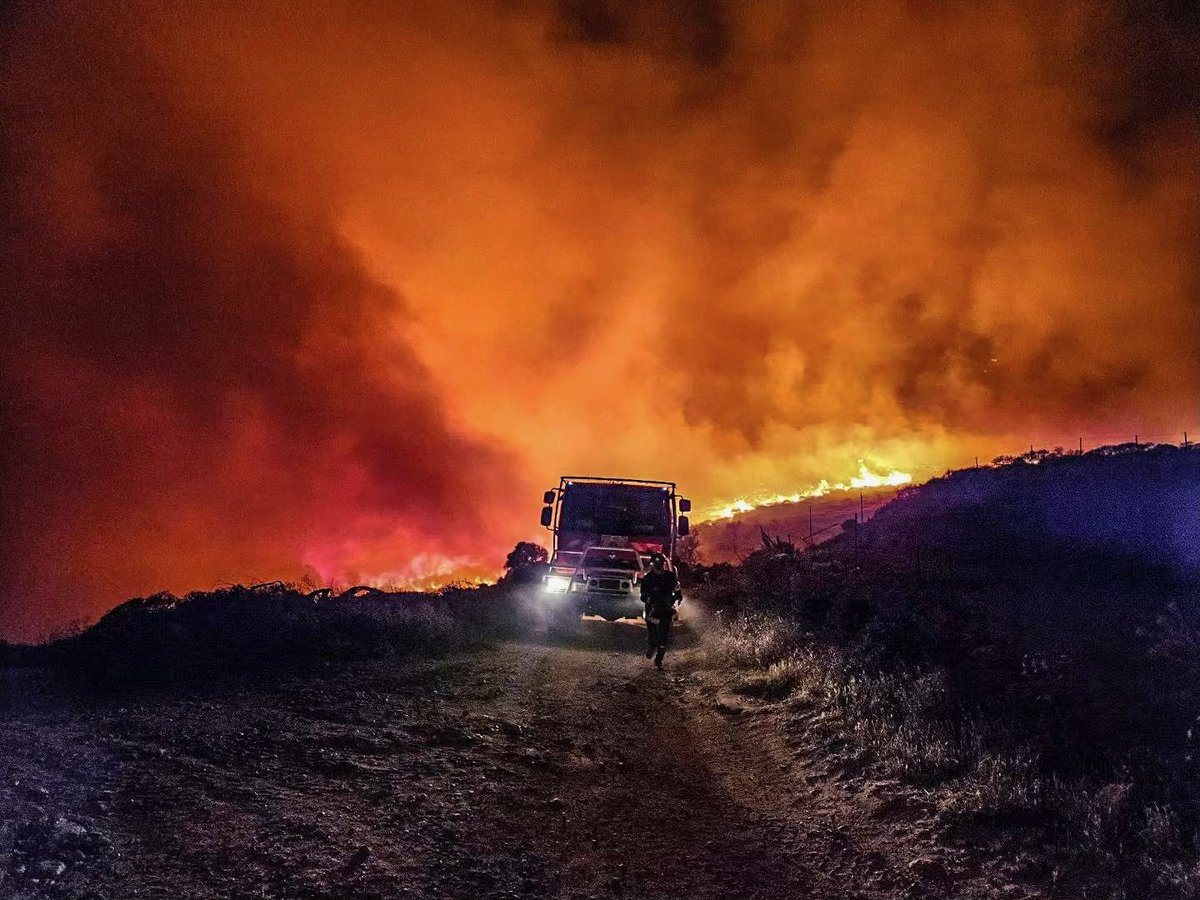 sis_2b's tweet photo. 200 hectares de #végétation partis en fumée mais aucune victime à déplorer et pas d’habitation endommagée. 
C’est le bilan, ce matin, de l’incendie qui mobilise les #sapeurs-pompiers de Haute corse depuis mardi soir 25 juillet en Balagne. La mobilisation se poursuit. https://t.co/9oDcjA8I69