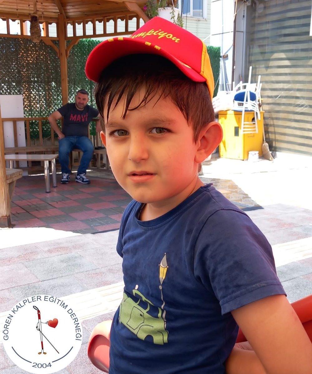 KalplerGoren's tweet photo. Sıcak havalarda şapkamızı eksik etmiyoruz, terimizi olabildiğince soğutmamaya çalışıyoruz.
Minik öğrencimizin oyun sonrası dinlenme zamanında bir kare 
#azgören #özeleğitim #görmeengelli #bagimsizhareket #sanat #dernek https://t.co/gF8EzalBYc