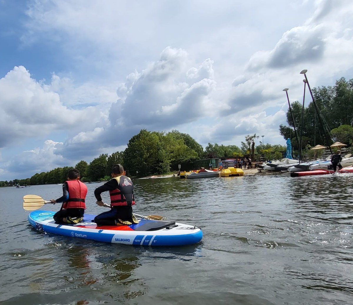JmzLelystad's tweet photo. Dag 3 van de Beach &amp; Fun week voor #jongemantelzorgers. Vandaag staat ' Expeditie Robinson spellen ' op het programma, 
een goede lunch 🍉🥪van de @ahvoorhof en daarna vissen 🎣 bij @tomscreek_vispark
Het is ontspannen en GEnieten!
#ontzorgen #jongemantelzorg @WelzijnLelystad https://t.co/HMHpLVm4it