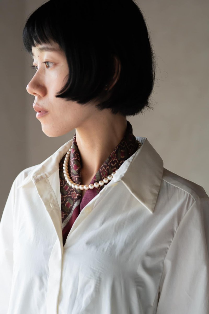 IKTT_official's tweet photo. LOOKBOOKではいつもお世話になっているモデルさん。なんともいえない表情が好きすぎて、毎回お願いしています。首元をご覧ください。ハンカチサイズの絣の布を上手く使っていますね。パールのネックレスが加わって、さらに良い味だしてます😊 https://t.co/52MouqcGdc