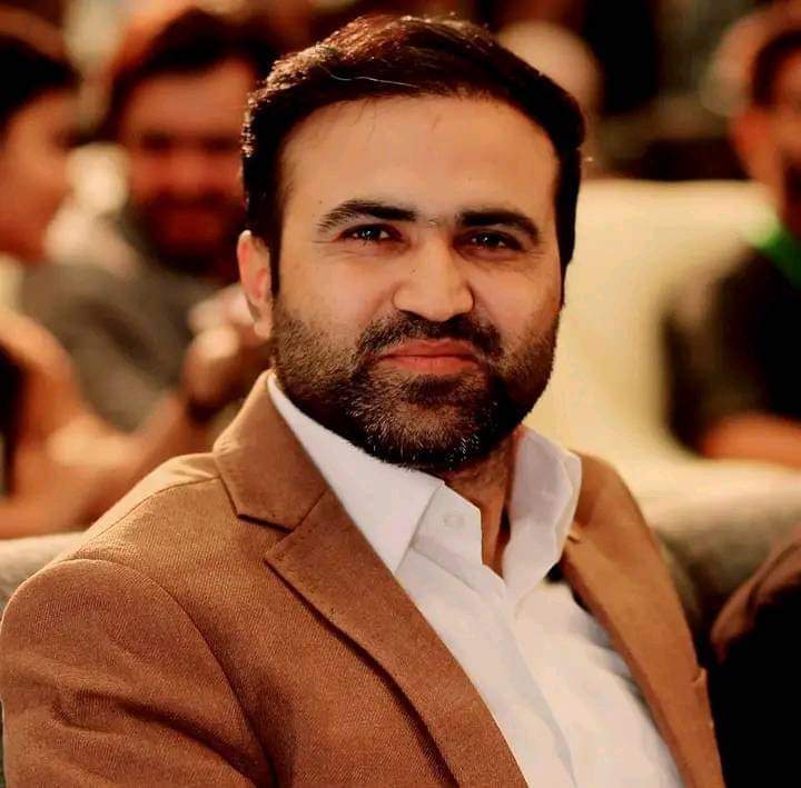 MohammadZa65369's tweet photo. اگر کبھی تیرے نام پر جنگ ہو گئی تو
ہم جیسے بُزدل بھی پہلی صف میں کھڑے ملیں گے

Our pride....We are with you. Our respected teacher.
#JusticeForTanveerNandla #JusticeForta https://t.co/E9bbFPC5rs