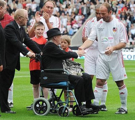 Magpie24_7's tweet photo. On this day in #NUFC history, 14 years ago, legendary Manager Sir Bobby Robson made his final public appearance at St James Park before sadly passing away five days later 

Sir Bobby was seriously ill on this day but still made the effort to shake everyone's hand when he was wheeled onto the pitch in his chair and was presented with two prestigious honours: a Lifetime Achievement Award and the Emerald UEFA Order of Merit award. 

Always in our thoughts and hearts 🖤🤍

His legacy still lives on today through the @SBRFoundation, which continues to raise millions for charity.

#NUFCFans #Newcastle