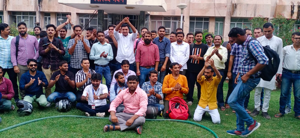 RNS Education News (@educationrns) on Twitter photo जयपुर : राजस्थान नर्सिंग ऑफिसर भर्ती 2023 की वेरिफिकेशन सूची जारी करवाने की मांग को लेकर स्वास्थ्य भवन पर प्रदर्शन, नर्सेज यूनियन अघ्यक्ष <a href="/KRMEENA47342641/">खुशीराम मीना</a> के नेतृत्व मे नर्सेज का हल्ला बोल,
संयुक्त संविदा नर्सेज के उदयसिंह मीणा, एंव प्रवीण मीणा ने दी जानकारी !
<a href="/ashokgehlot51/">Ashok Gehlot</a> जयपुर : राजस्थान नर्सिंग ऑफिसर भर्ती 2023 की वेरिफिकेशन सूची जारी करवाने की मांग को लेकर स्वास्थ्य भवन पर प्रदर्शन, नर्सेज यूनियन अघ्यक्ष <a href="/KRMEENA47342641/">खुशीराम मीना</a> के नेतृत्व मे नर्सेज का हल्ला बोल,
संयुक्त संविदा नर्सेज के उदयसिंह मीणा, एंव प्रवीण मीणा ने दी जानकारी !
<a href="/ashokgehlot51/">Ashok Gehlot</a>