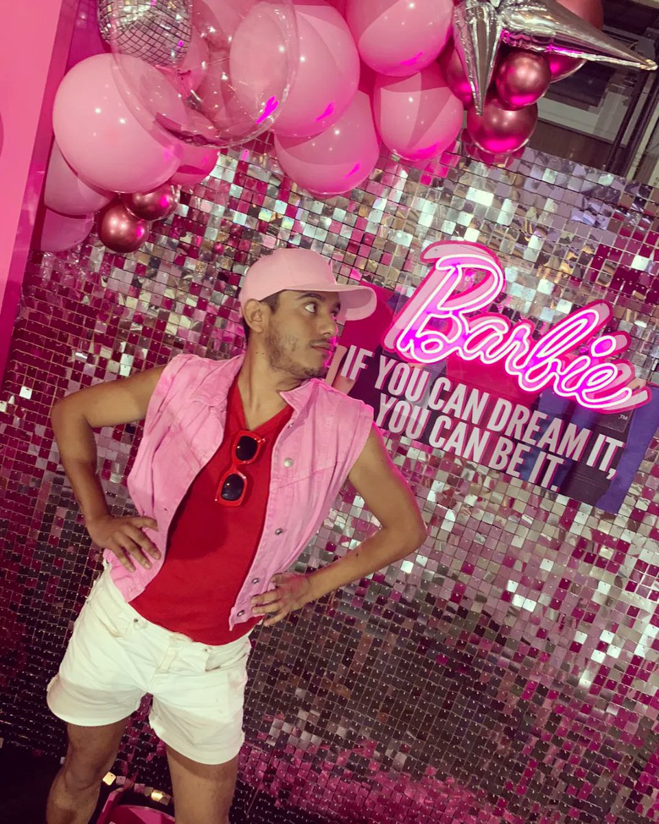 cuevasjunior23's tweet photo. I'm a fucking Barb no matter what 😍
es un gran día para ser fan de Nicki Minaj y poder sentir la vibra de Barbie bitch 💕😭
Es un sueño de verdad de verdad está experiencia es un sueño 👑🫶
#BarbieMovie #barbforever #NickiMinaj https://t.co/9wFvtV9Vqr