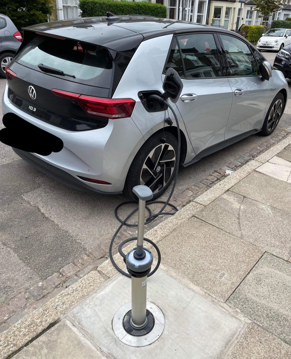 James_E_Masters's tweet image. First charge with the new on-street @TrojanEnergyLtd - thanks @BarnetCouncil  #BarNETZERO #Climatechange