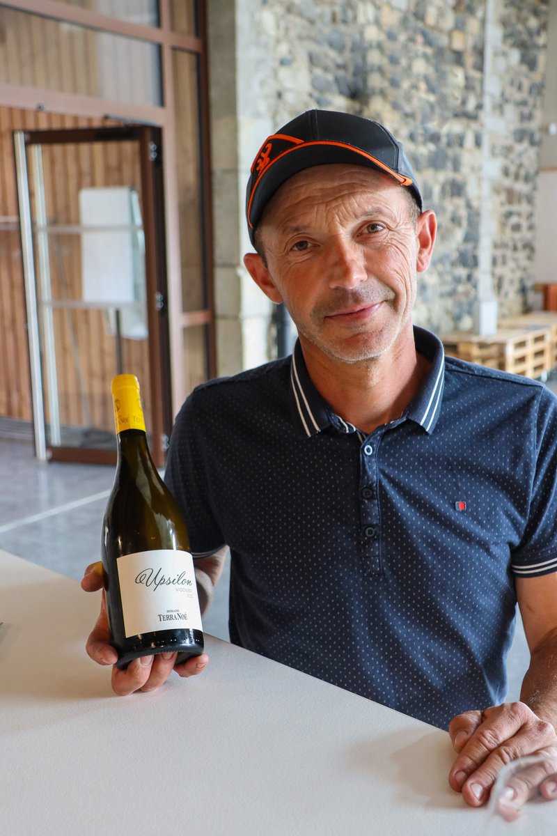 Vignerons_07's tweet image. #DomaineTerraNoé 
Après plusieurs mois de travail, nous sommes fiers de vous présenter notre nouvelle #cuvée : #Upsilon ✨
Un #Viognier avec une jolie robe aux délicats #reflets #argentés, des #arômes de #fleurs (tilleul et oranger) soulignés par des notes d’abricot frais !