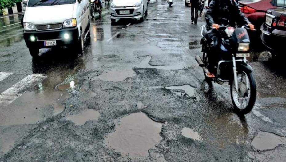 shaktisuchdev's tweet photo. Rajkot is building many flyovers. &amp; flyovers over flyovers. But the roads are full of potholes. Potholes of varied diameters &amp; depths. Daughter &amp; I had a good fall today, maneuvering our way through these potholes, on our bike in heavy traffic.
#RoadSafety
#development
#monsoons https://t.co/46kIl4nfap