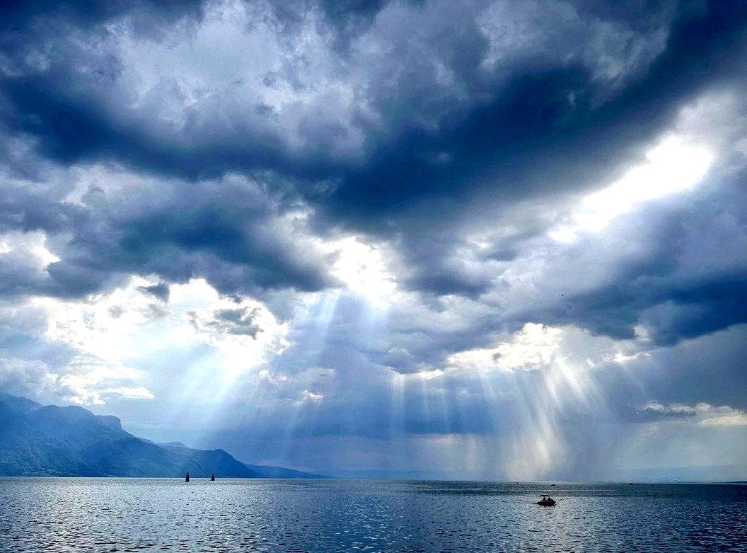 eviscerated
from unseasonable storm
laughter of sirens
rises at the same time as
it weighs on archipelago

#vss365 #eviscerated #tanka my📷