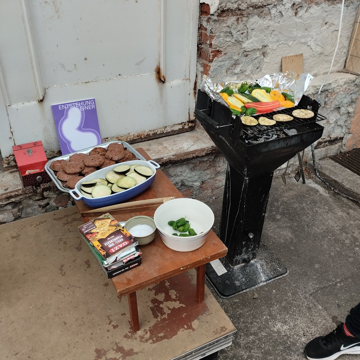 👋Warm invitation!Tomorrow from 6pm we want to get together again at TRAFO and barbecue again, there will be drinks on a donation basis and food according to the motto "Pottluck Party".Feel free to bring snacks and goodies for the barbecue!We are looking forward to seeing you!