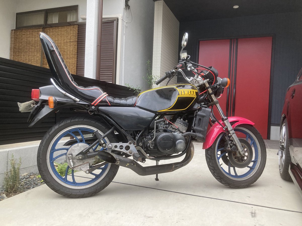 kakuniman53's tweet photo. #RZ250売ります
現車確認できます！
始動も1発です、エンジンの調子はいいです！とにかく見た目ボロいです！
ハンドルだけノーマルに戻します！
純正マフラー、部品取り用腰下一式あります！
引き取り来てくれる方には部品差し上げます！ https://t.co/ucXnTPUIQf
