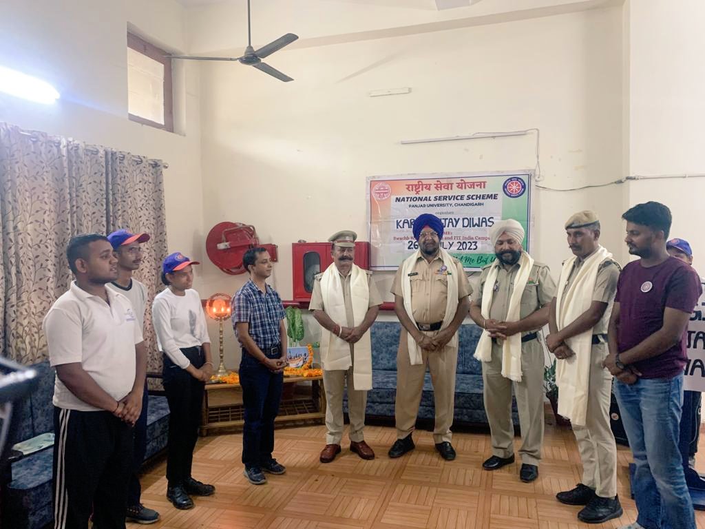 NSS_PU_chd's tweet photo. पंजाब विश्वविद्यालय की एनएसएस इकाई ने मनाया कारगिल विजय दिवस कार्यक्रम में कारगिल युद्ध में अपना योगदान देने वाले हवलदार वीरेंद्र सिंह, सिपाही मंजीत सिंह व हंसा सिंह को सम्मानित किया
#KargilVijayDiwas2023 
@_NSSIndia @NssChandigarh @ianuragthakur @NSSRDChandigarh @pankajsinghips https://t.co/NT5Bvcd6Fs