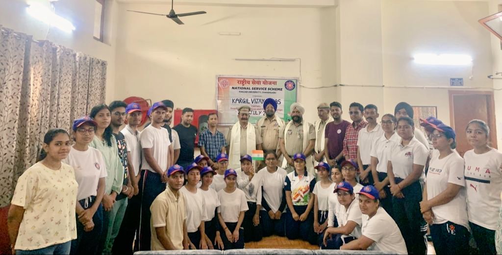 NSS_PU_chd's tweet photo. पंजाब विश्वविद्यालय की एनएसएस इकाई ने मनाया कारगिल विजय दिवस कार्यक्रम में कारगिल युद्ध में अपना योगदान देने वाले हवलदार वीरेंद्र सिंह, सिपाही मंजीत सिंह व हंसा सिंह को सम्मानित किया
#KargilVijayDiwas2023 
@_NSSIndia @NssChandigarh @ianuragthakur @NSSRDChandigarh @pankajsinghips https://t.co/NT5Bvcd6Fs