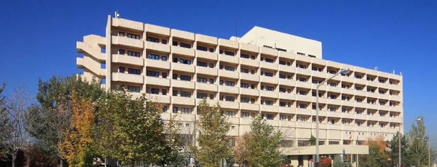 sen alışmışsın          ben gecenin
güneşli günlere        dördü beşiyim