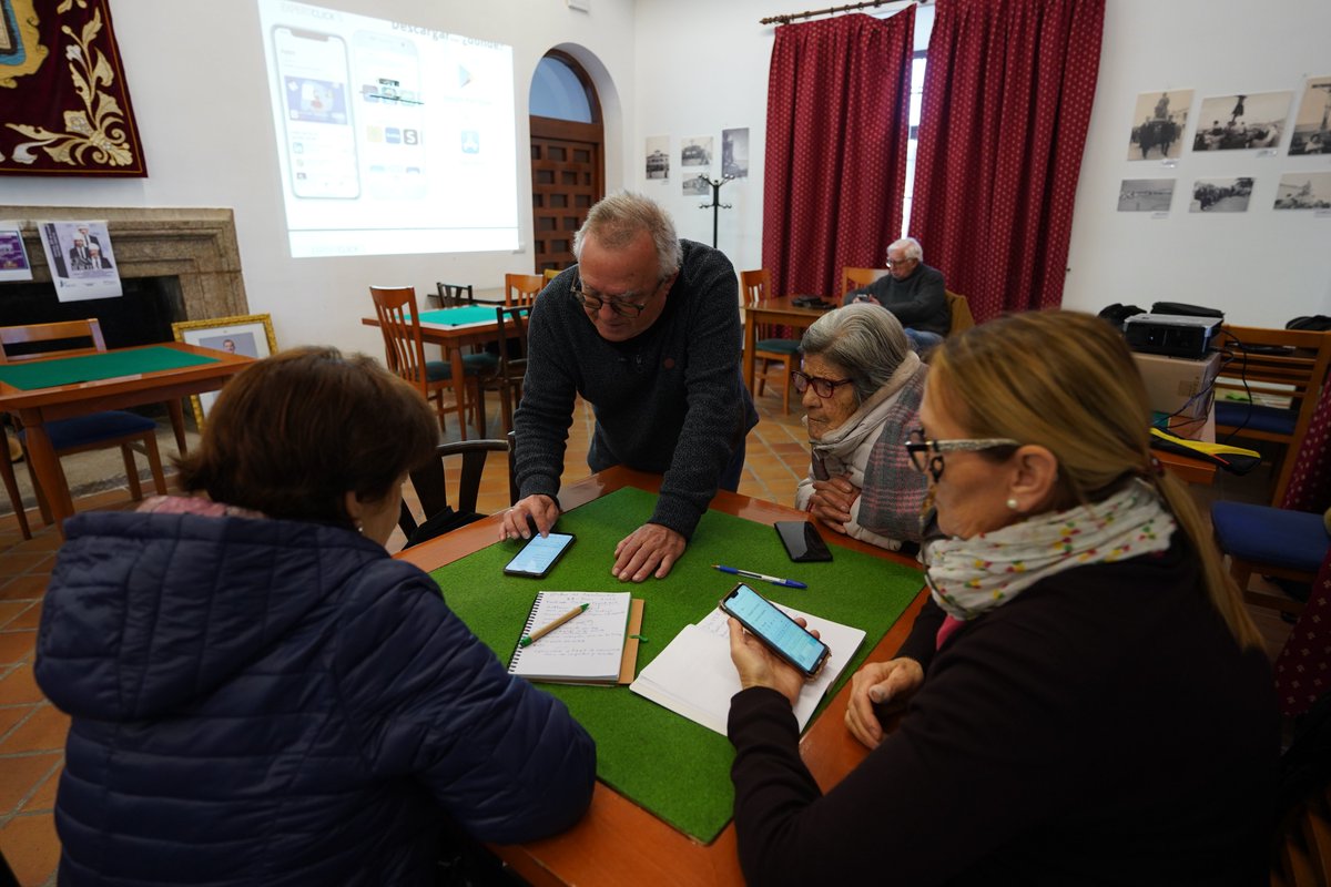 Aebanca's tweet photo. Hoy celebramos el #DíadelAbuelo 👴🧓

Estamos comprometidos con los #mayores y llevamos a cabo iniciativas como #Expertclick junto a @cibervoluntario.

A través de este programa gratuito contribuimos a mejorar sus capacidades digitales para facilitar su día a día 👇

https://t.co/qmUmQLUcIv