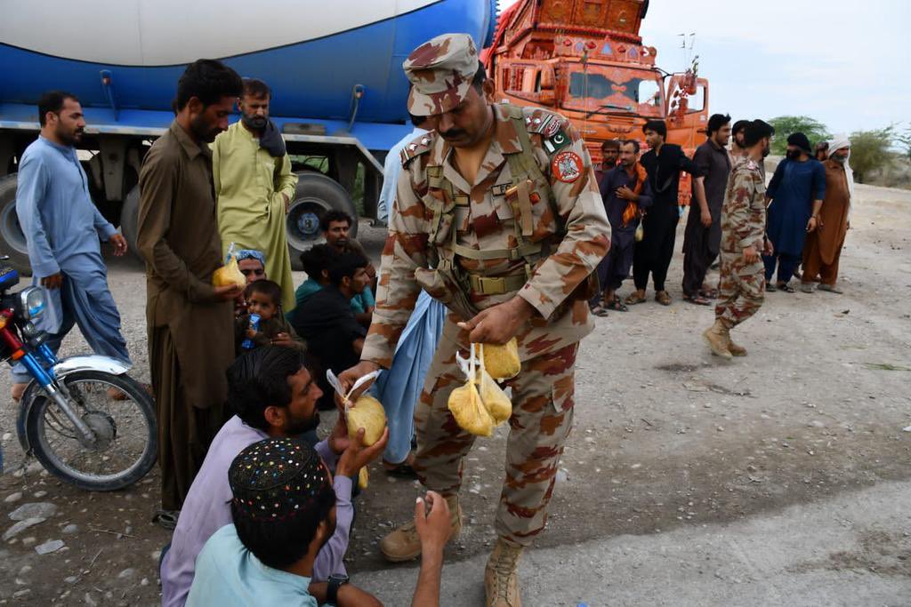 Warrior1Pak's tweet photo. ایف سی بلوچستان کی جانب سے پنجرہ پل بولان ناکہ بندی میں پھنسے افراد میں کھانا، پانی اور جوس تقسیم کیا گیا۔
#FC_Serving_Baloch #PinjraBridge #Bolan #Moonsoon2023 https://t.co/ZWThZYOtnA