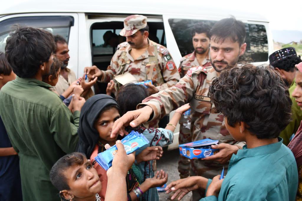 Warrior1Pak's tweet photo. ایف سی بلوچستان کی جانب سے پنجرہ پل بولان ناکہ بندی میں پھنسے افراد میں کھانا، پانی اور جوس تقسیم کیا گیا۔
#FC_Serving_Baloch #PinjraBridge #Bolan #Moonsoon2023 https://t.co/ZWThZYOtnA