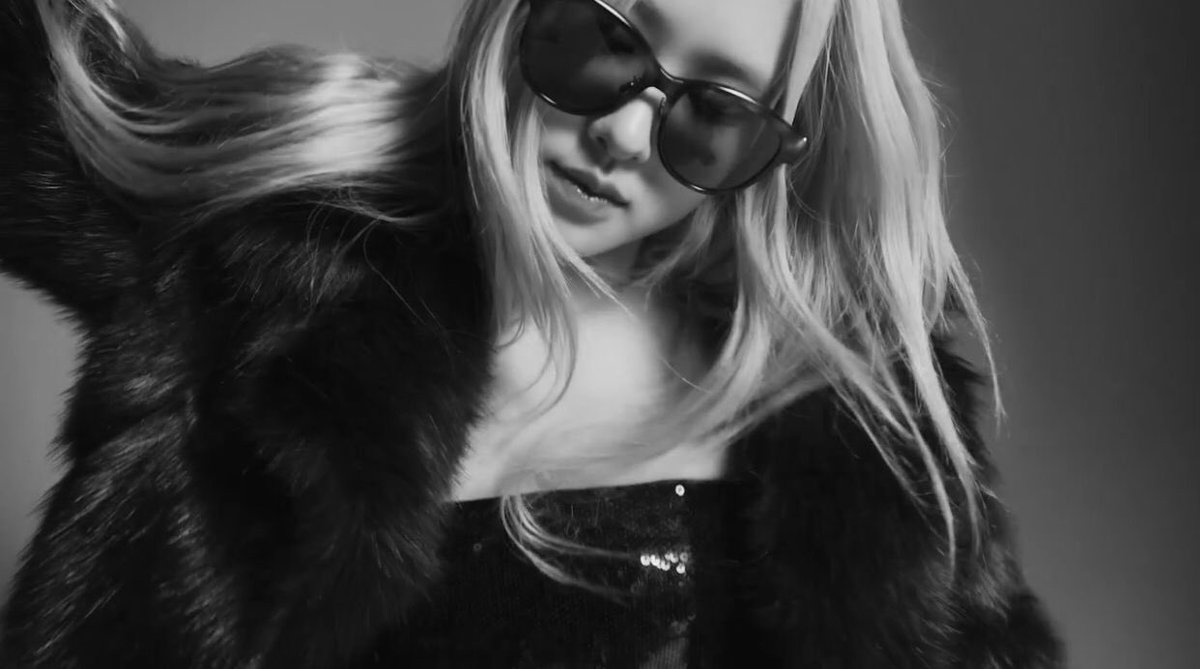 roseyarchive's tweet photo. ysl’s it girl https://t.co/WaPBhz8es6