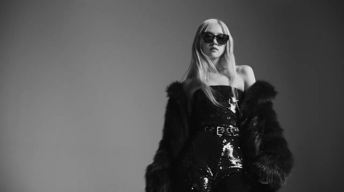 roseyarchive's tweet photo. ysl’s it girl https://t.co/WaPBhz8es6