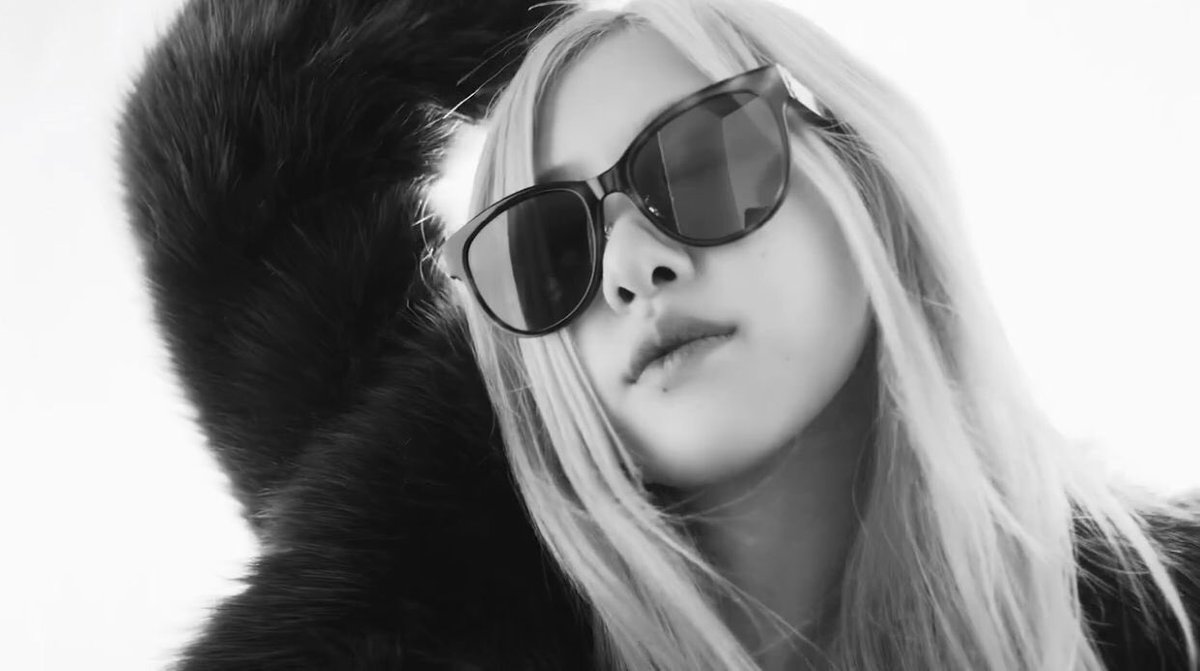 roseyarchive's tweet photo. ysl’s it girl https://t.co/WaPBhz8es6