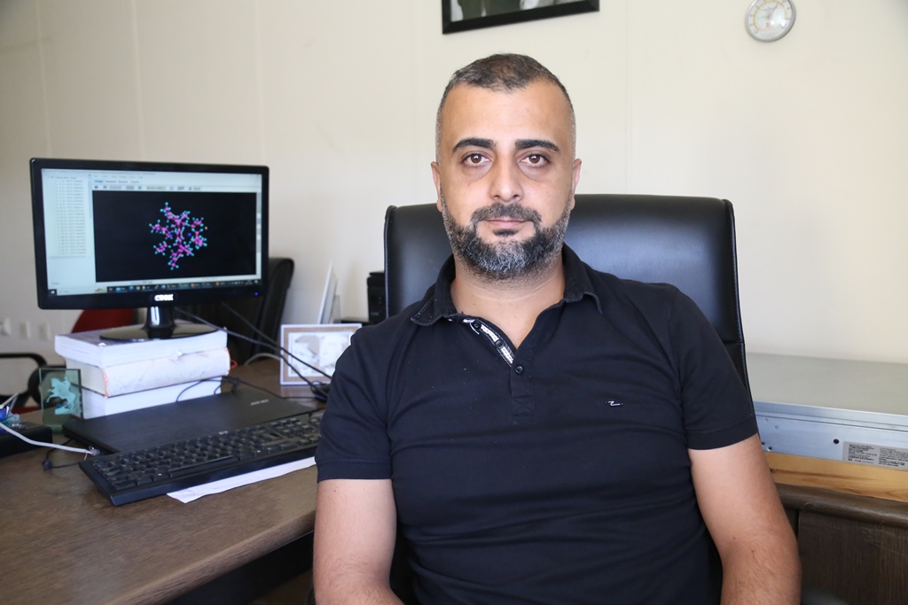 Zararlı Küçük Moleküller Faydalı Hammaddeye Dönüşecek

Türk ve Alman bilim insanları zararlı küçük molekülleri zararsız bir hammaddeye dönüştürmek için proje geliştirdi. Türkiye Bilimsel ve Teknolojik Araştırma Kurumu (TÜBİTAK) ve Alman Araştırma Cemiyeti (DGF) iş birliği ile