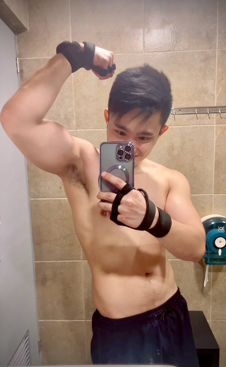 jmacwanders1113's tweet photo. sniff sniff ๐๐คฃ #asianbae #jmacwanders #topless #pinoy #pinoyhunks #gymlife https://t.co/WWDyh23iiH