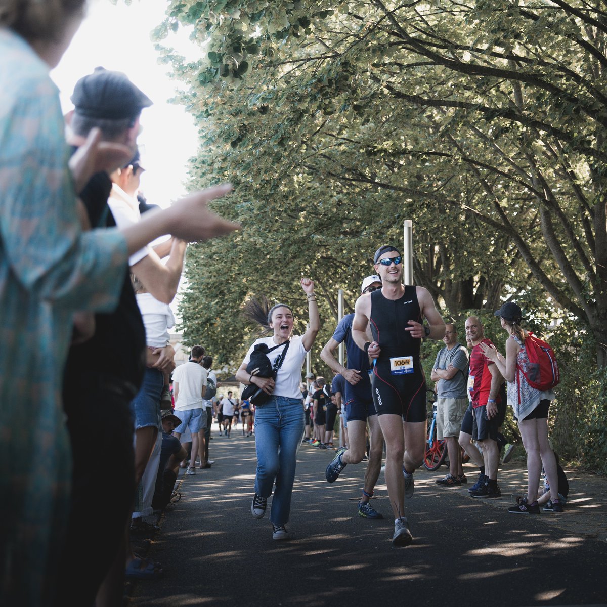 Les derniers mètres avant de franchir la ligne d'arrivée, au coeur d'une foule survoltée ⚡️🔥 L'ultime boost pour finir en beauté ta course ! 

#Garmin #TriathlonParis