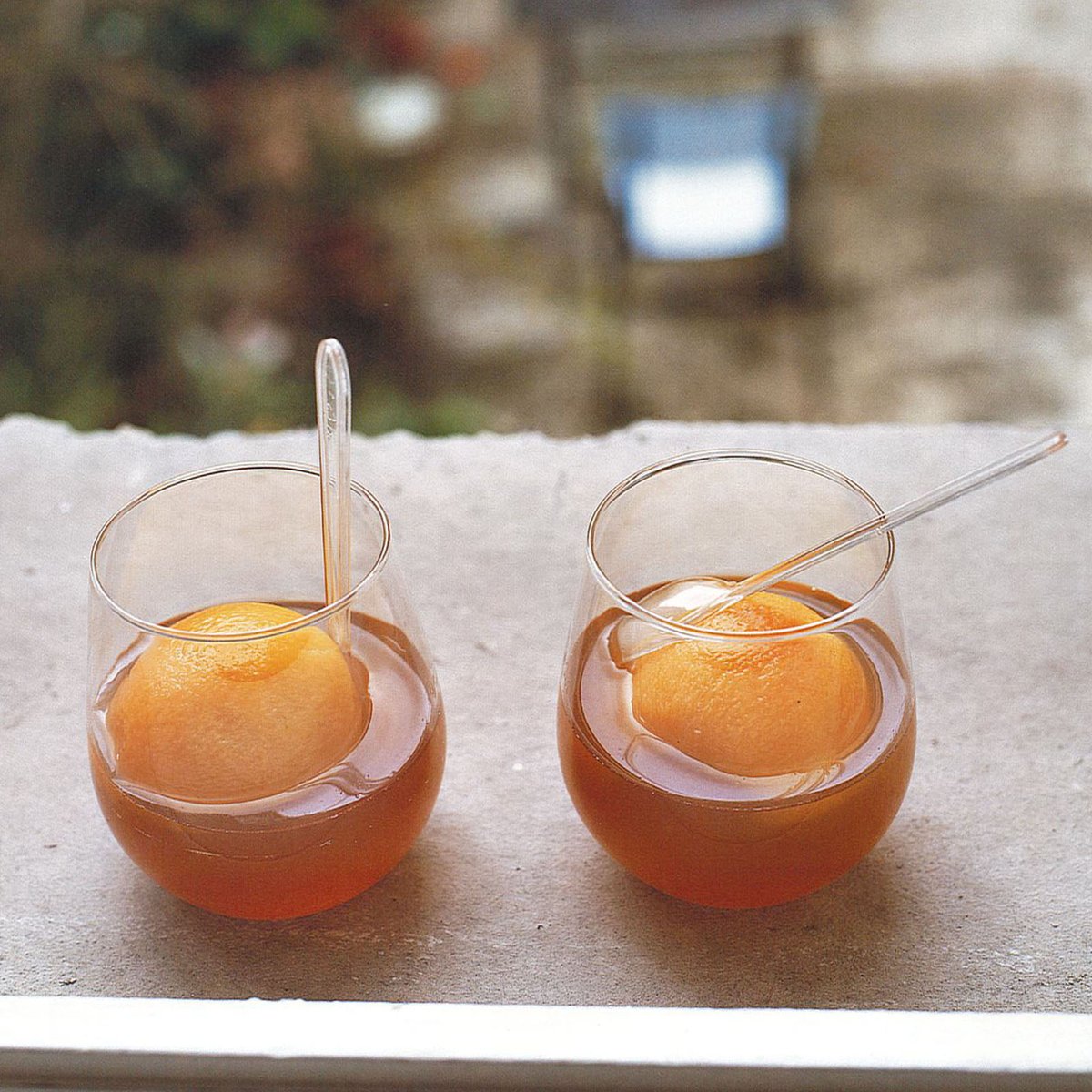 Ricetta della settimana – Pesche in gelatina di tè verde di José Maréchal dalle pagine di “Bicchieri tutta freschezza” - Foto Akiko Ida / Scopri di più: tinyurl.com/255srap9
