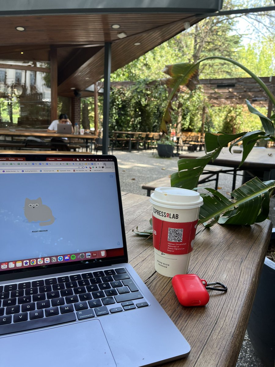 En sevdiğim çalışma ortamlarından biri 🫠 Buraya her geldiğimde yeşilin enerjisi beni tüm gün motive etmeye yetiyor ☘️🙆‍♀️