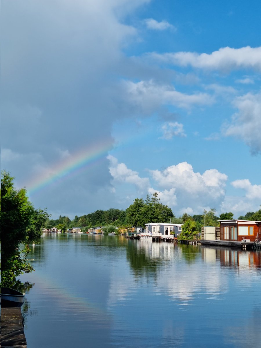 TessaRietveld's tweet photo. Vanmorgen dit prachtplaatje gemaakt in Maarssen, ik heb dit nooit eerder zo gezien..... u wel @helgavanleur @marcopverhoef @GerritHiemstra ? 🌈🌞 #rtlweer https://t.co/lQ4AvEOvhi