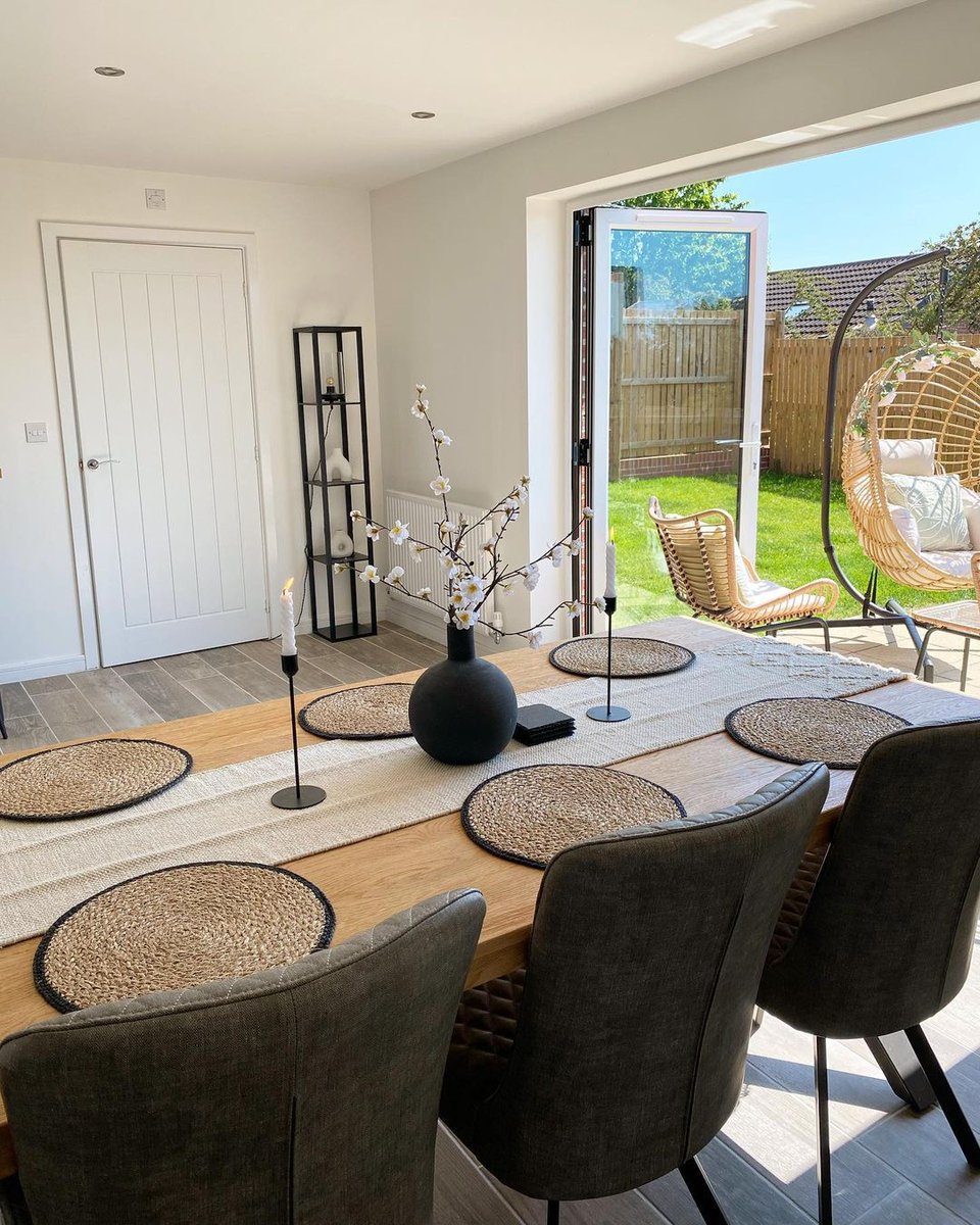 AvantHomes's tweet image. Step into a world of summertime bliss! ☀️🌿

@avant_skybrook has masterfully transformed their space into the ultimate hosting paradise. 😍✨

Ready to upgrade your own summer sanctuary? 

Discover more - bit.ly/AvantHomes

#HostingSpace #OpenPlan #AvantHomes #DreamHome