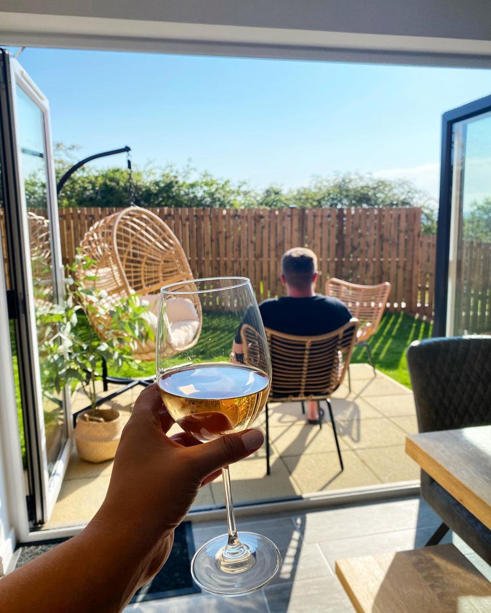 AvantHomes's tweet image. Step into a world of summertime bliss! ☀️🌿

@avant_skybrook has masterfully transformed their space into the ultimate hosting paradise. 😍✨

Ready to upgrade your own summer sanctuary? 

Discover more - bit.ly/AvantHomes

#HostingSpace #OpenPlan #AvantHomes #DreamHome