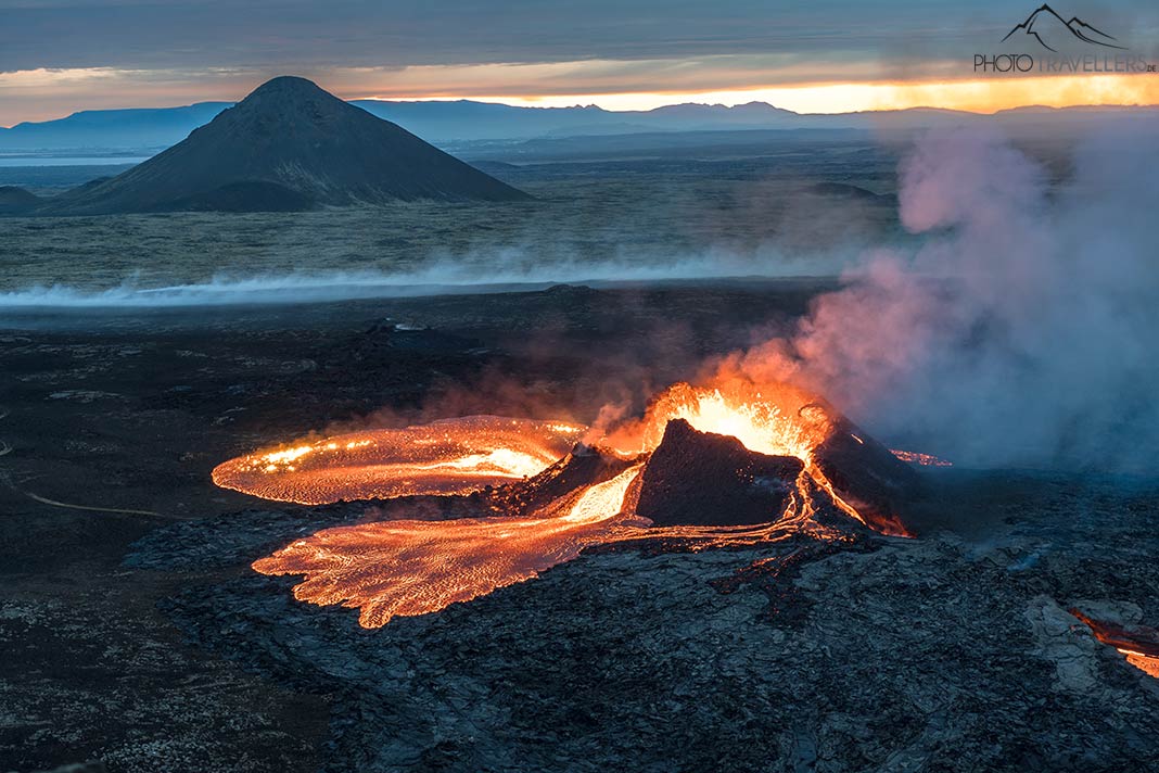 Wenige Sekunden nach dem Kollaps des Kraters! Die Lava hat gefunkelt wie in einem Märchen - ein unvergessliches Ereignis. Und hier nochmal alle Infos zum aktuellen Vulkanausbruch in Island phototravellers.de/island-vulkana… #iceland #volcano