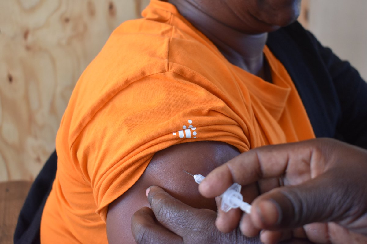 VaccinActionNet's tweet photo. Kodi ubwino wa katemera Wa COVID-19 ndi otani?

.Katemerayu amateteza anthu kuchiopsezo chodwala COVID-19 kwambiri.

#livehealthy
#getvaccinatedandboosted
#vaccineswork
#VaccineActionNetwotkProject https://t.co/RzVVOKockt