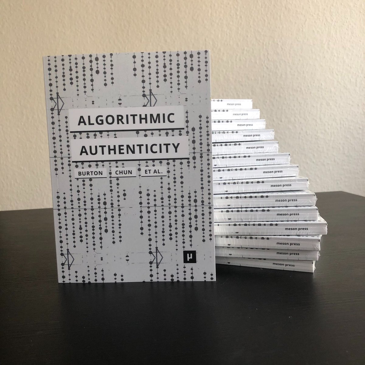 What makes information feel true or compelling in our contemporary digital societies❓Check out ALGORITHMIC AUTHENTICITY, ed. by @anthbrtn, @whkchun & others. Now in bookstores and - as always with meson press - available online in #openaccess. meson.press/books/algorith… @ScholarLed