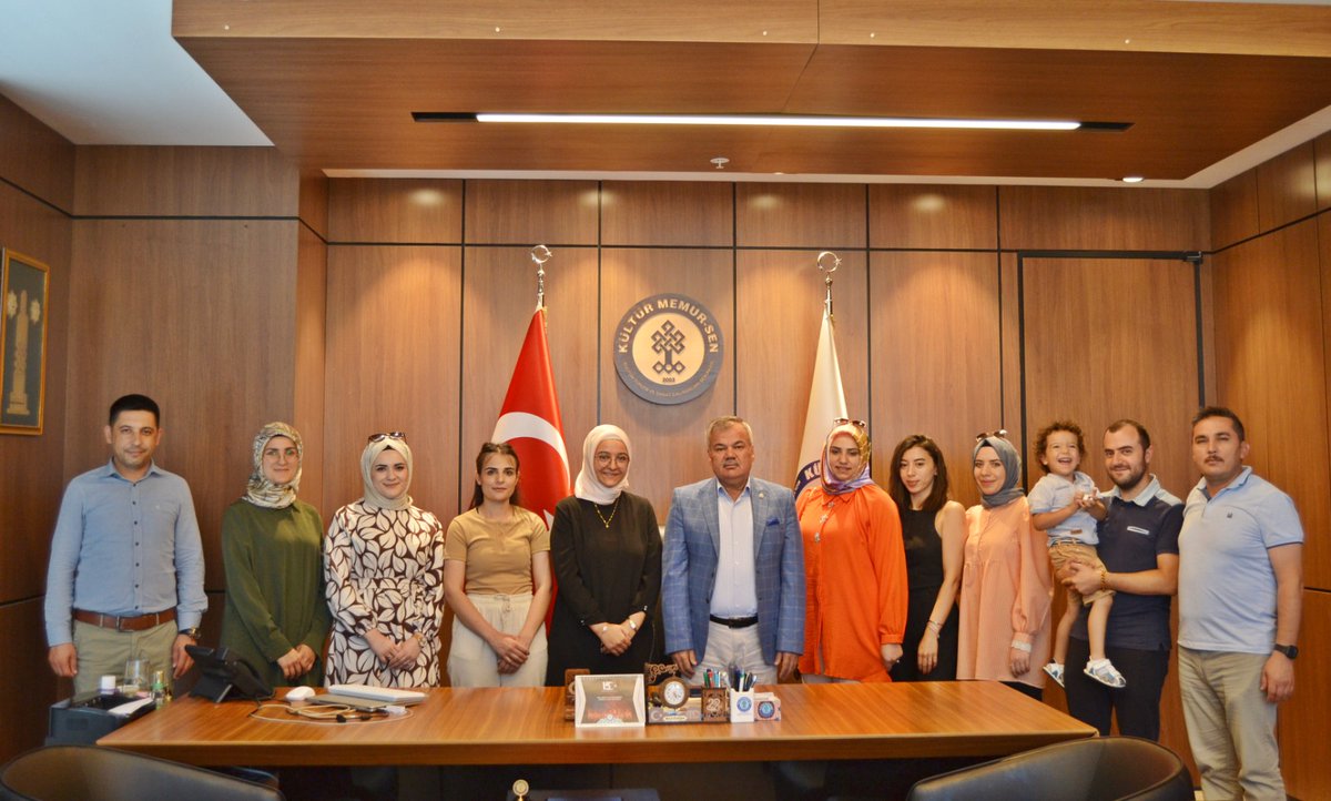 #kütüphanemedeniyettir
Atama Bekleyen Kütüphaneci'leri temsilen sendikamızi ziyaret eden Ömür Öztürk, Sevgi Yıldız Aktaş, Zeynep Gökduman, Zehra Keleş, Nazlı Demir, Büşra Küçükköşker ile halen görevde olan Büşra Türk ve Ferhat Öztürk arkadaşlarımızla, kütüphaneci ve diğer