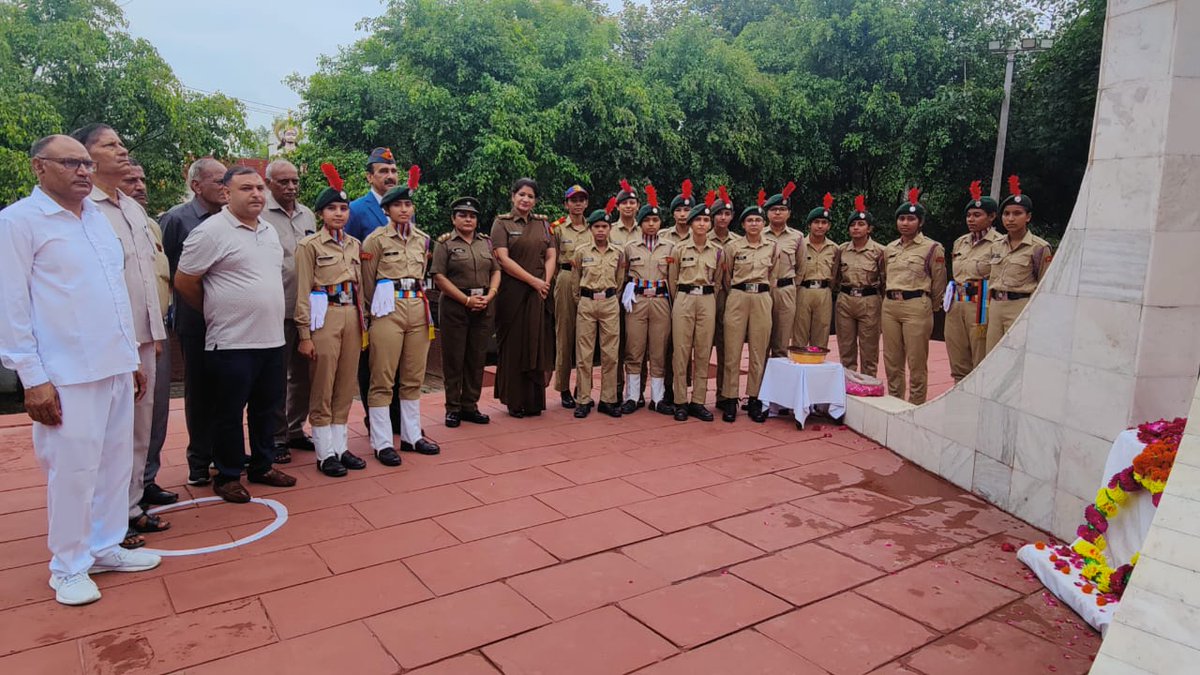 LtNeetu's tweet photo. @HQ_DG_NCC @OTAGwalior @CPhhp @the_hindu
कारगिल विजय दिवस पे देश के लिए अपने प्राणों की आहूति देने वाले शहीदों को पुष्पांजलि https://t.co/SrwJQUk6QK