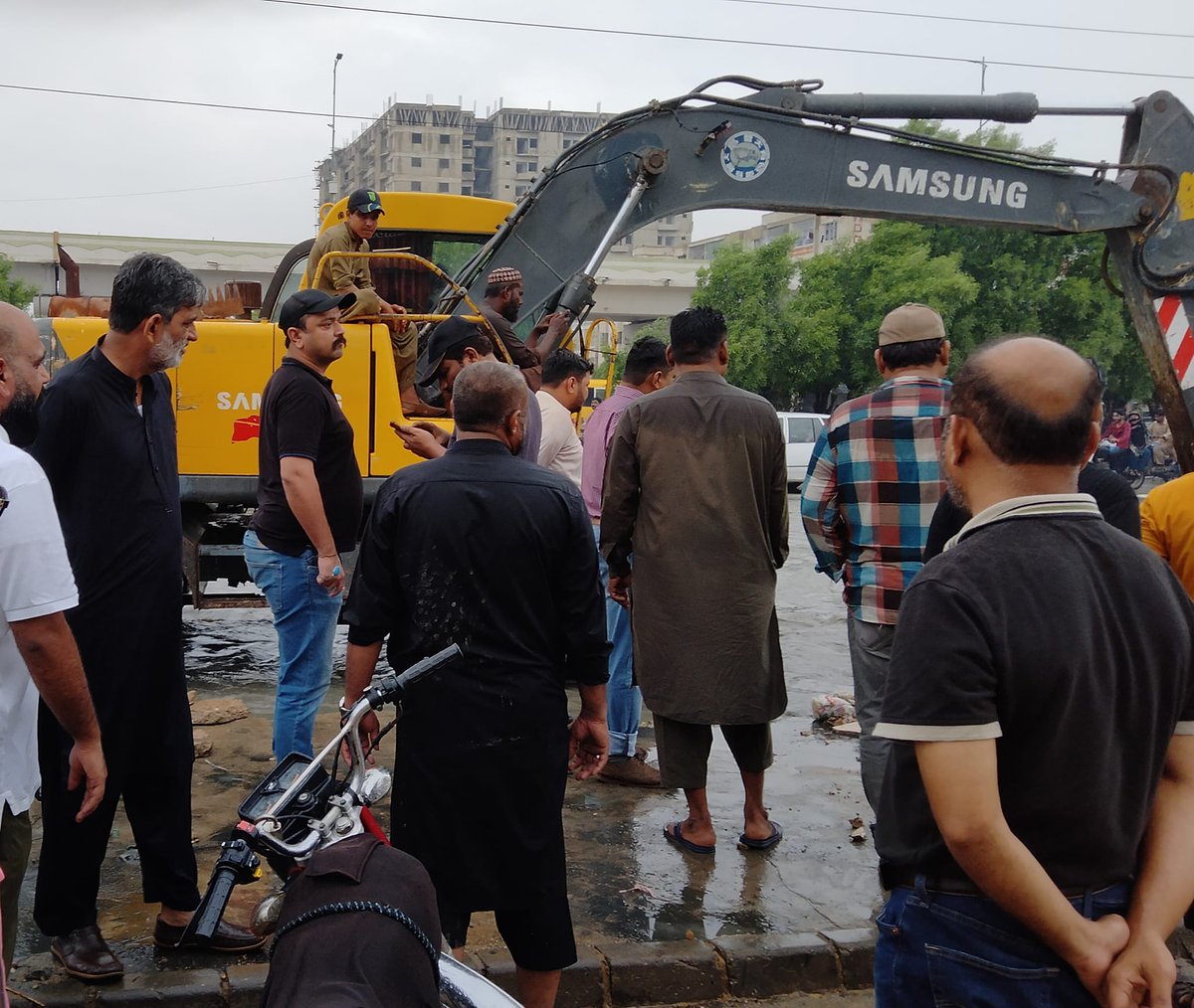 smkashif's tweet photo. UC 12 chairman, Azeem Anwar (https://t.co/gvYKEMqzJk), is one of the most active, educated, and dynamic UC chairmen in Karachi.

Although the drainage of rainy water falls under KMC's mandate, not UC & Town, UC-12 team, along with young & proactive councilor @MuhammadAteeb95, is actively on the field to assist their people.

Let's maintain our political differences but avoid undermining the interests of Karachi and facilitating #PPP.