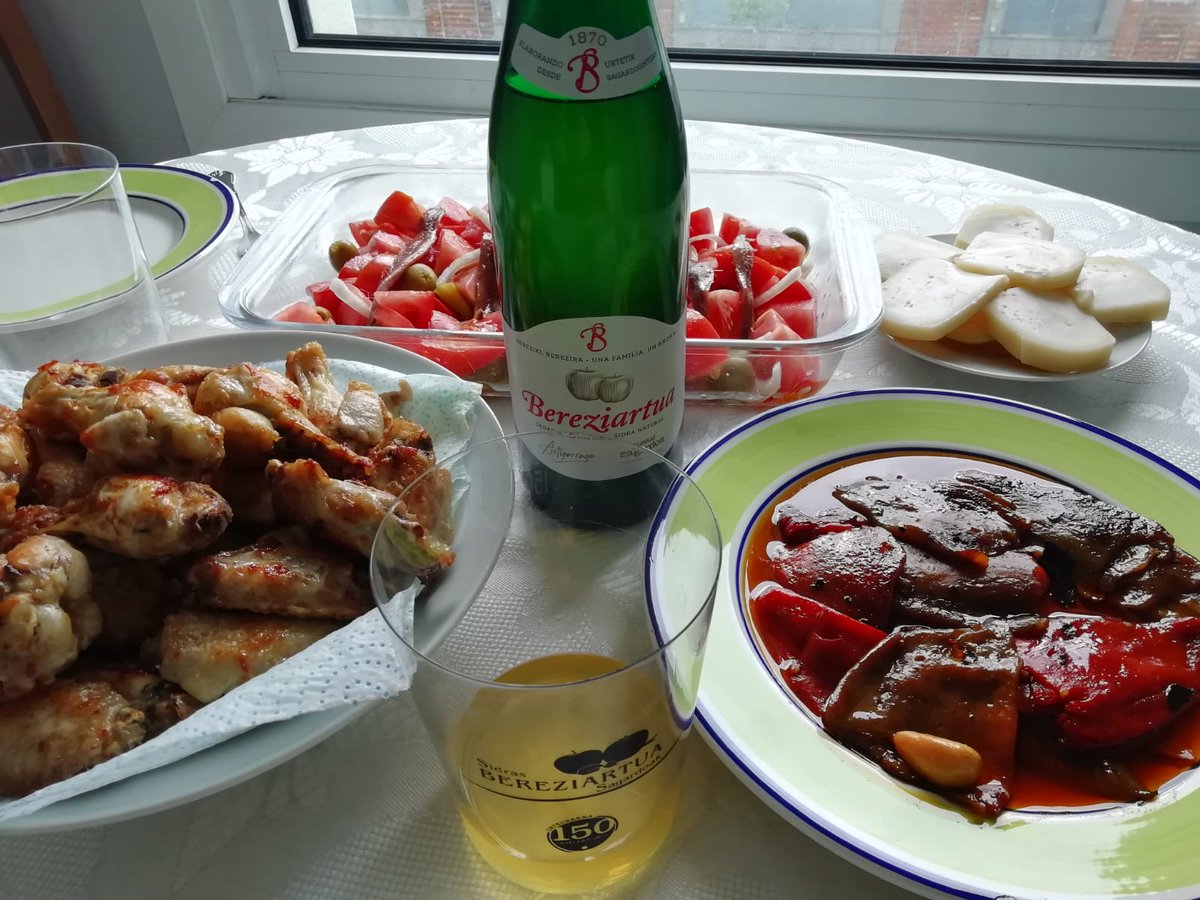 Eta zuk edaten al duzu gure sagardoa etxean ere?😋 
Bidal izaguzu zure bazkari edo afariaren argazki bat!

.
Y tú, ¿Sueles beber nuestra sidra en casa?😋
 ¡Mándanos una foto de tu comida o cena! 📷

 #sidra #sagardoa #cider