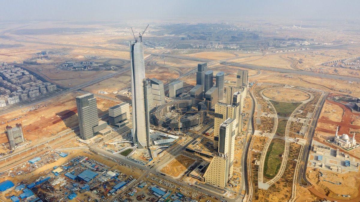 CSCEC_EGYPT's tweet photo. 🏜In the vast desert, led by the iconic tower, the skyscrapers of the New Administrative Capital CBD, rise from the ground. The skyscrapers seamlessly integrated blend with the surrounding boundless desert, creating a magnificent visual effect. 🐫✨🐈 #CSCEC #Egypt #WitnessABetterWorld #CBD #Skyscrapers