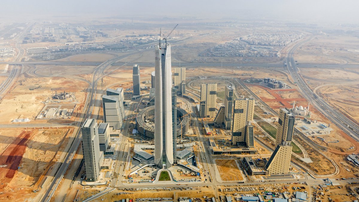 CSCEC_EGYPT's tweet photo. 🏜In the vast desert, led by the iconic tower, the skyscrapers of the New Administrative Capital CBD, rise from the ground. The skyscrapers seamlessly integrated blend with the surrounding boundless desert, creating a magnificent visual effect. 🐫✨🐈 #CSCEC #Egypt #WitnessABetterWorld #CBD #Skyscrapers