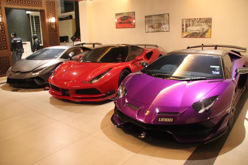bernamadotcom's tweet photo. SPRM merampas wang tunai RM38 juta, emas seberat 200 kg dianggar bernilai RM60 juta serta 17 buah kereta mewah antaranya Maserati, Ferrari dan Mercedes Benz disita dalam operasi pasukan MATF diketuai SPRM di 34 lokasi di Kuala Lumpur dan Selangor, Isnin lepas.

📸 @SPRMMalaysia https://t.co/yvI8MGmy0w