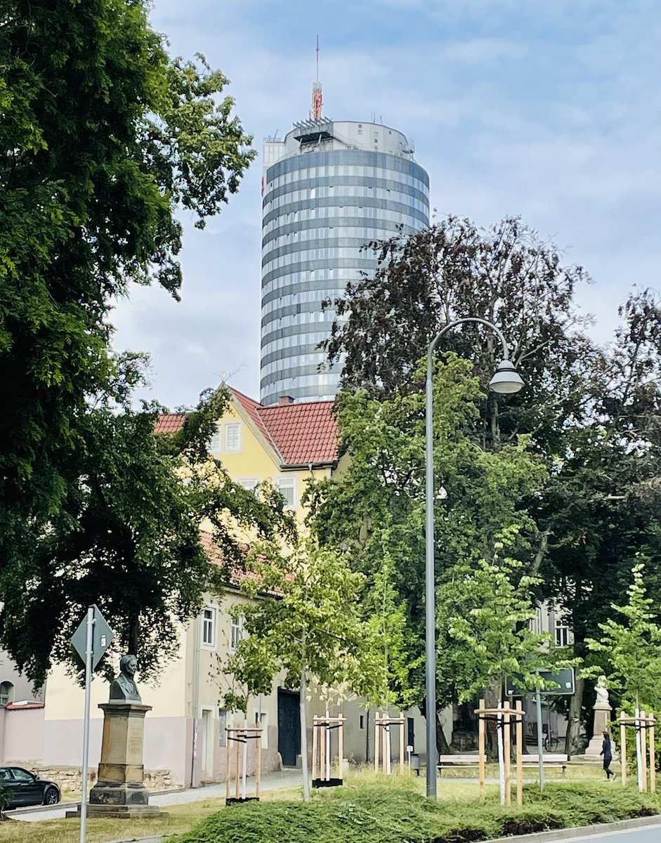 sfb_comparing's tweet photo. #Vergleichspraktiken
Heute veranstalten wir den #SFB1288-Workshop "Evoking the Incommensurable – Painting the Sublime" @UniJena.
 Was fällt Ihnen/Euch beim #Vergleich der beiden Gebäude in #Jena und #Bielefeld auf?
#SFB1288Sublime #Incommensurable #Sublime https://t.co/AUy0BnrOwk