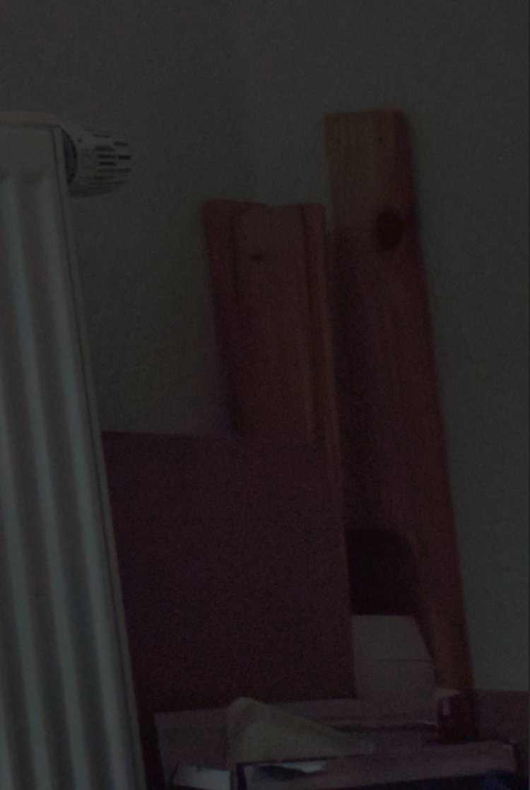 phones_ngadgets's tweet photo. #Xiaomi13Ultra
The difference between #RAW (left) und #UltraRAW (right). UltraRAW, #IMX989
Crop of a shadow part of a #photo against harsh light (window), shadows lifted with editing software.
-> Obvious difference in noise! But only visible in difficult light situations. https://t.co/TNw4YI9Jyz